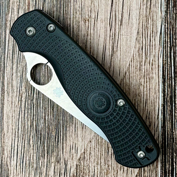 Spyderco Para Military 2 Compression Lock Knife showing its round opening hole and black handle